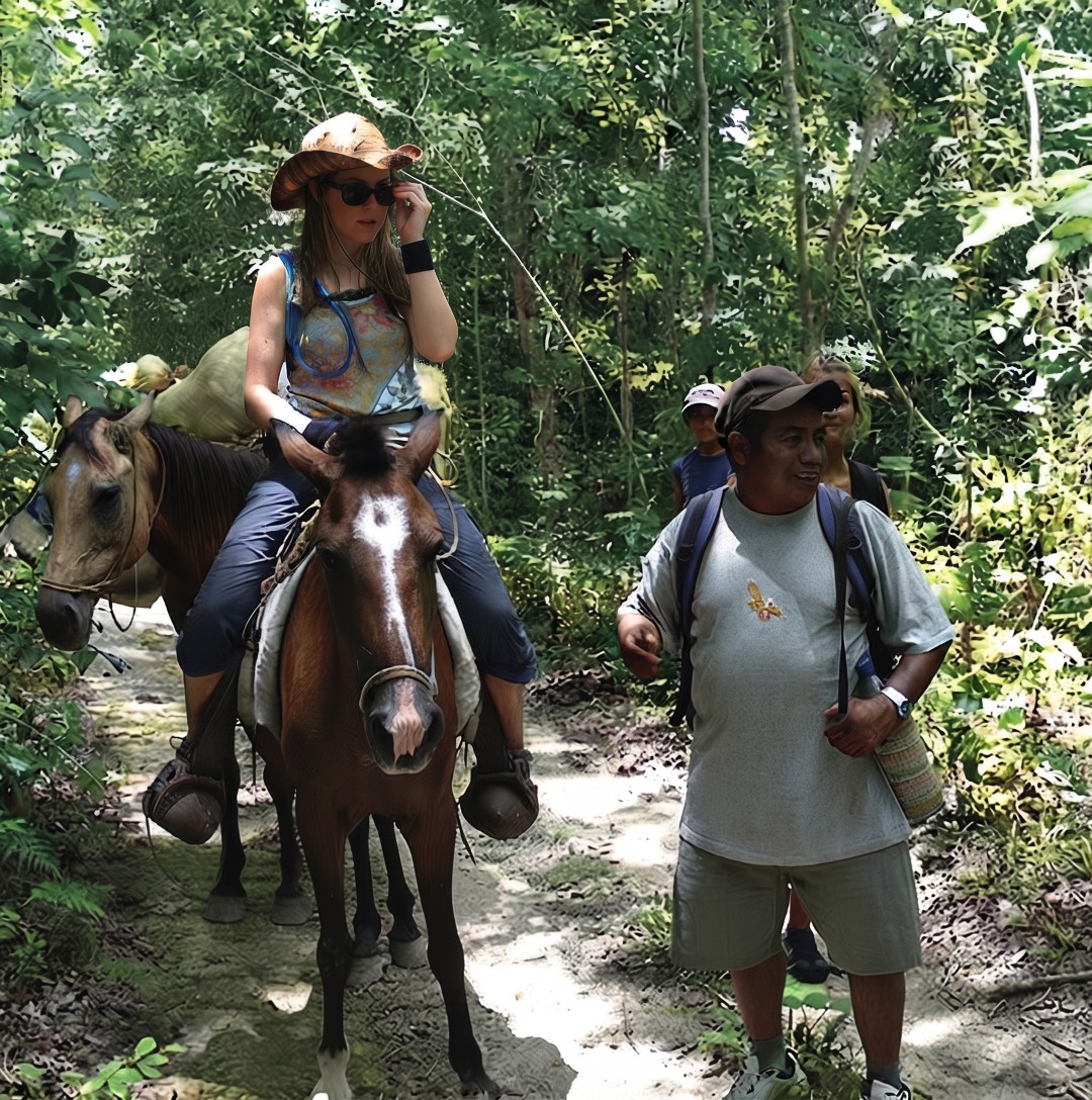 Expedicionarios a caballo en senderos de El Zotz